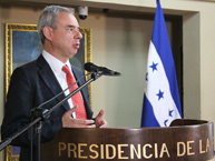 El Relator Escobar Gil present el informe en la Casa Presidencial de Honduras