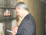 El Relator Rodrigo Escobar Gil visita una prisin en Uruguay durante la visita de julio de 2011