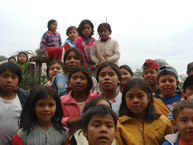 Niños y niñas del Pueblo Guaraní en una escuela dentro de una hacienda en el Chaco de Bolivia.