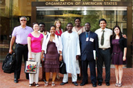 Personal de la Secretara Ejecutiva de la CIDH y de la Secretara Ejecutiva de la Comisin Africana de Derechos Humanos y de los Pueblos en la puerta del Edificio de la Secretara General de la OEA, Washington, DC.