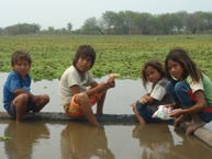 Niños de la Comunidad Xakye Axa, de los pueblos Enxet, Sanapaná y Angaité, en el Chaco Paraguayo.