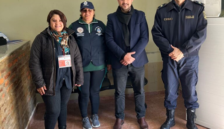 Training of Judicial Facilitators. Four people standing in the hall of the Berón de Astrada Police Station.