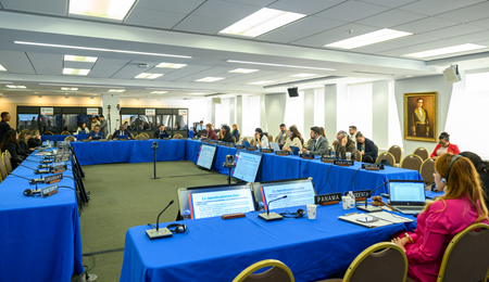Expertas y expertos del MESICIC sentados al rededor de una mesa en la sede de la OEA en Washington, D.C.