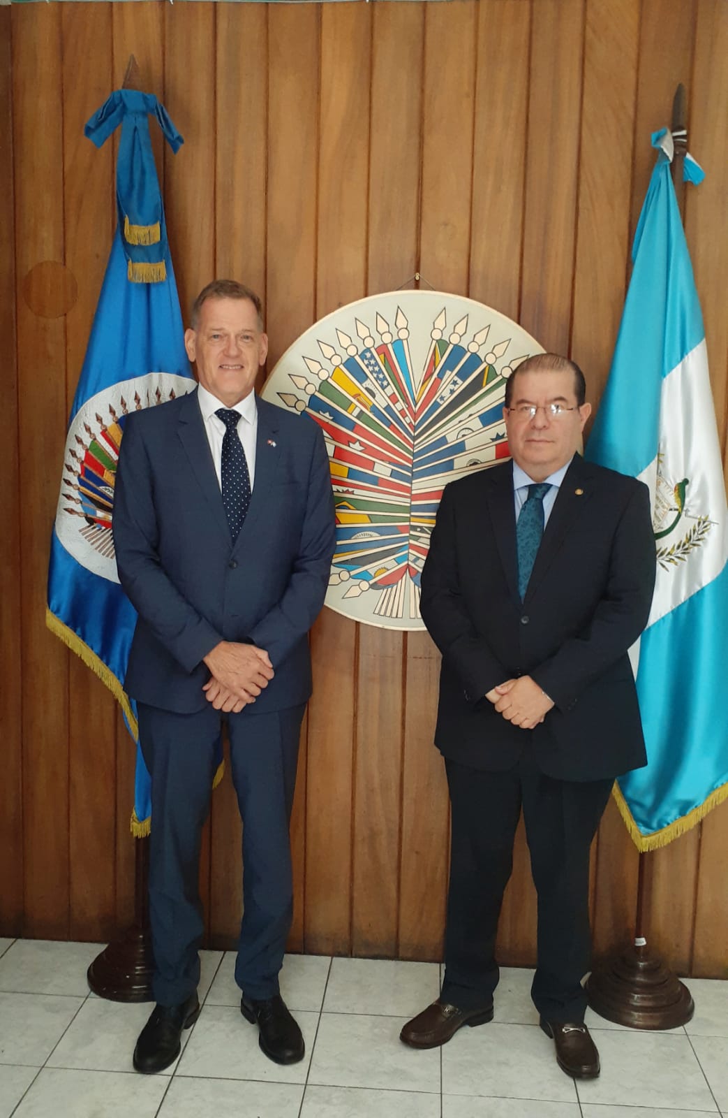El Representante, Diego Paz, recibió la grata visita del Embajador de Suiza en Guatemala, Roger Denzer. Conversaron sobre los temas de la cooperación al país, en democracia, derechos humanos, desarrollo y seguridad.(4 de octubre de 2022)