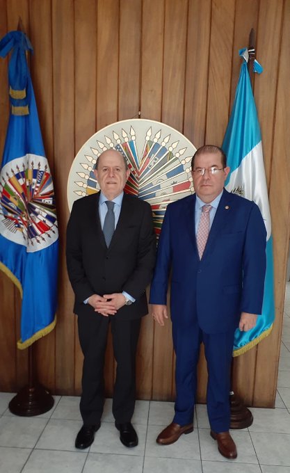 El Representante, Diego Paz, recibió la grata visita del Embajador de Chile en Guatemala, Luis Felipe Artal Cajiao. Conversaron sobre los temas de la cooperación al país, en democracia, derechos humanos, desarrollo y seguridad.(6 de septiembre de 2022)