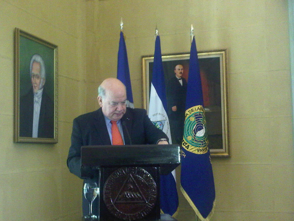 OEA y Nicaragua firman acuerdos para la misión que acompañará las elecciones generales(27 de septiembre de 2011)
