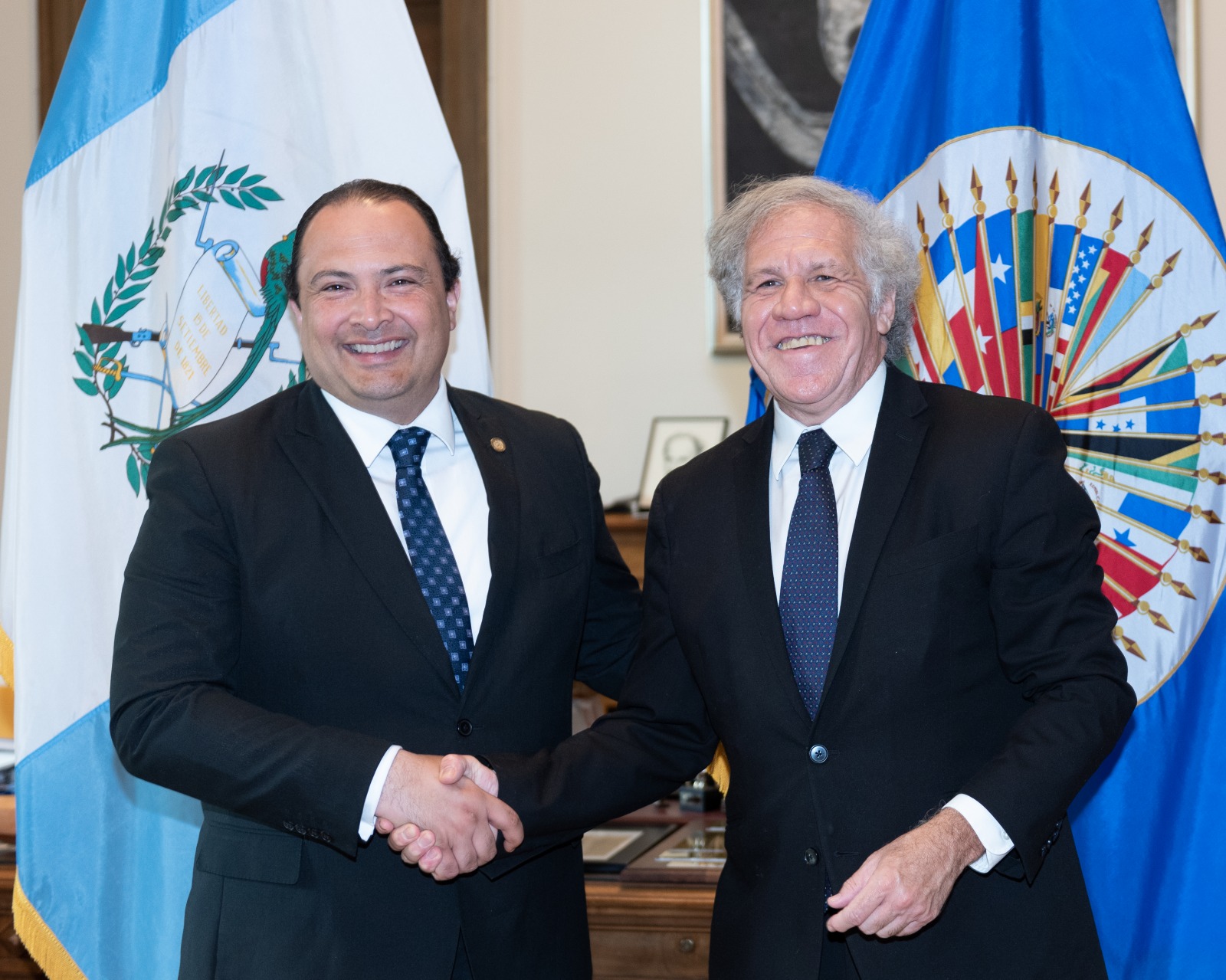 El Secretario General, Luis Almagro, recibió al Canciller de Guatemala, Embajador Mario Búcaro. Conversaron sobre impacto de coyuntura internacional en la región, en especial en los suministros de energía y alimentos. También sobre la agenda de la 52 Asamblea de la OEA a realizarse en Lima, Perú.(26 de septiembre de 2022)