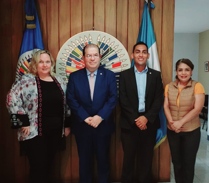 El Representante, Diego Paz, recibió la grata visita de la Consejera de Asuntos Políticos y Económicos de la Embajada de los EEUU en Guatemala, Sra. Jenifer Neidhart, y el Oficial de Asuntos Políticos, Sr. David Gutiérrez. Conversaron sobre la cooperación al país y para las elecciones generales 2023.(6 de septiembre de 2022)