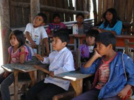La delegacin visita una escuela en una comunidad indgena en Paraguay