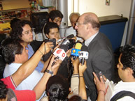 The Rapporteur on the Rights of Indigenous Peoples, José Zalaquett, talks to the press during his visit to Mexico