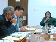 Comisionado Clare K. Roberts, Presidente de la CIDH, Comisionado Paolo Carozza, y Ministra de Justicia de Jamaica, Dorothy Lightbourne, en reunión durante la visita
