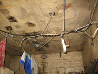 Instalación eléctrica precaria en un centro penitencario de Buenos Aires, Argentina