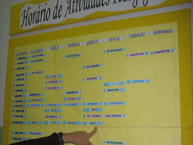 Cartelera com horarios de actividades pedagógicas en el “Complexo do Tatuapé” de FEBEM, en la ciudad de São Paulo.