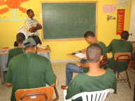 Internos de una penitenciaría en República Dominicana toman cursos en el marco de un programa de capacitación y reintegración social