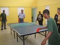 El Relator de la CIDH juega al ping pong con un interno en el Centro de Atención Integral para Adolescentes en Conflicto con la Ley de República dominicana, durante una visita de observación en agosto de 2006